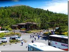 1ミヤマキリシマ見学の観光客が多い霧島神宮駐車用