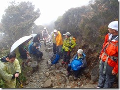 16合羽を着ての登山になりました