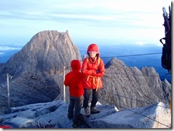 25山頂到着、日の出を待ちます