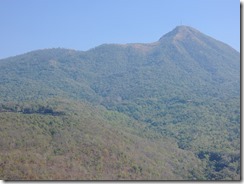 2-21タウンカラッから見るポッパ山、中腹に泊まったホテルがあります