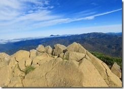 12遠くに火打山（右）、妙高山（左）