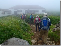 ８　仏生小屋　ここは山頂までのほぼ中間点　トイレあり