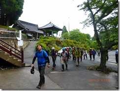 02法安寺境内を歩く泉ガイドとメンバー