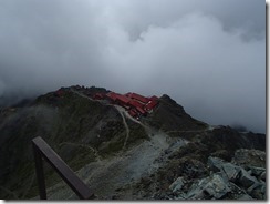 2-17山頂より槍ケ岳山荘を見下ろす