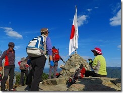 36右田ガ岳本峰、国旗が掲揚されていますIMG_2506