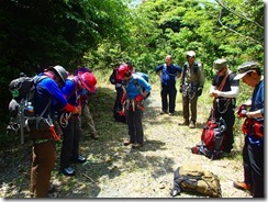 04登山口前で装備点検