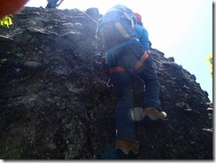 08岩壁を登ります、下から撮影、足がかりがないので苦労します