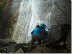 2-14行縢の滝壺へ行きました、岩はしぶきで濡れていて慎重に進みます