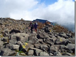 5-10蓼科山山頂は岩だらけP9152929