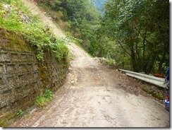 1-01登山口手前4kmで崩落土砂が均されてなくてバス車体が閊えるため歩くことにした