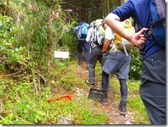 1-06民家左手が登山道