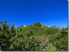 2-09今から登る燕山荘が見えてきた