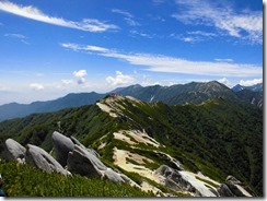 2-17燕山荘を振り返る、大天井岳、常念岳も視野に。