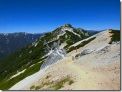 2-12白砂の登山道を燕岳に向かいます