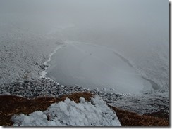 1-11御池、氷上を誰か歩いています