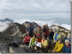 2-31オベリスク(地蔵岳）と甲斐駒ケ岳をバックに登頂写真