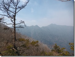 06主峰、祖母山が見えています