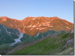 1-04雷鳥荘から夕焼けの立山連峰、右山頂は雄山