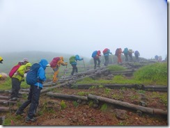 4-07階段状の登山道を登っていきます