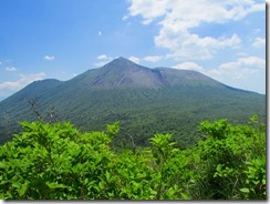 23　正面に高千穂峰を望んで下山