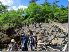 6　荒れた沢を横切る