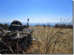 16広い八方ガ岳山頂到着