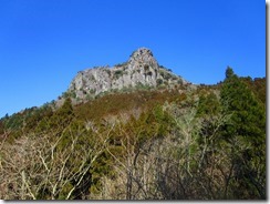 23林道からカニのハサミ岩を見る