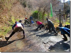 02登山前のストレッチ、矢谷橋まで林道歩きです