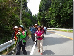 28 200mほど車道歩きです