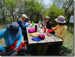 16 山頂で昼食タイム