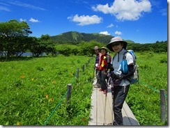 1-16キスゲを見ながら遊歩道を進みます