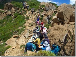 2-17マナーで登山道を開けているサンサン山倶楽部のメンバー、さすがだね