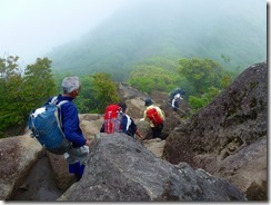 07沓掛山の危険な岩場を通過(2)