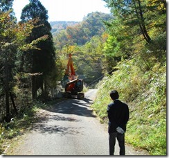 03途中ユンボに道を開けてもらう