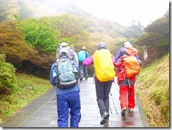 03登山開始、あいにく雨です