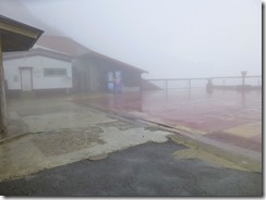 27ロープウエイ山頂駅、乗るのでなく横を通過です