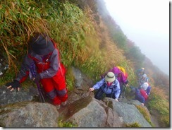 21山頂下の岩場、雨で滑ります