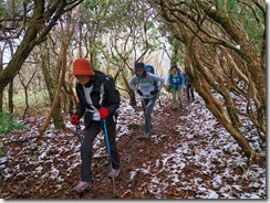 2-09うっすらと雪が積もった登山道