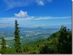 11奥ノ院から高崎山、鶴見由布岳の展望