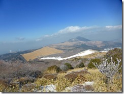 11眼下にスキー場、後ろに涌蓋山、一目山