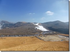 21眼下にスキー場、後方に猟師山、合頭山