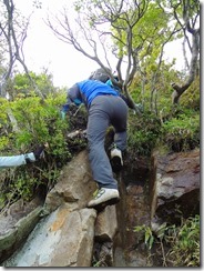 2-44祖母山への急登､岩溝､ハシゴ､ロープにとりついて上ります