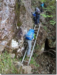 2-39祖母山への急登､岩溝､ハシゴ､ロープにとりついて上ります