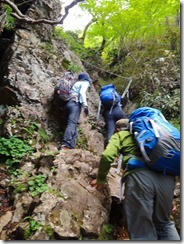 2-40祖母山への急登､岩溝､ハシゴ､ロープにとりついて上ります