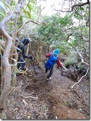 3-04浸食された登山道は悪戦苦闘