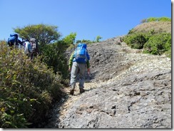 2-37祖母山への急登､岩溝､ハシゴ､ロープにとりついて上ります