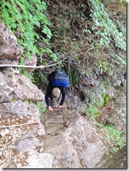 2-42祖母山への急登､岩溝､ハシゴ､ロープにとりついて上ります