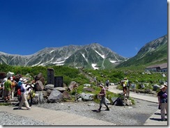 1-01室堂到着、後方は立山連峰