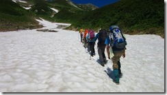 1-04雪渓を登って別山乗越へ向かいます