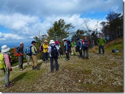 2-35山頂下広場､脊梁の山が見えています